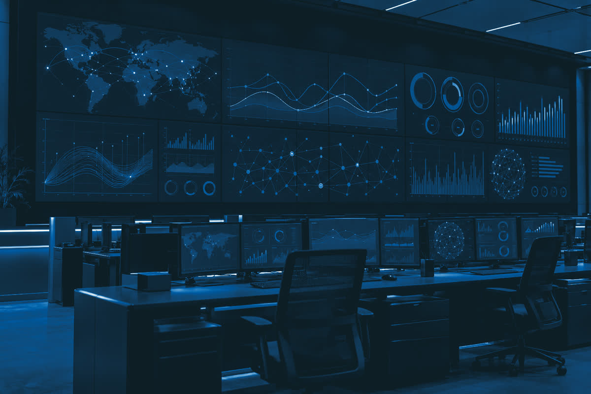 Centro de operaciones de red con muro de monitores y estaciones de trabajo
